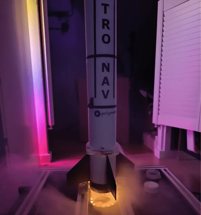 AstroNav-modelraket klaargemaakt voor de eerste beschreven vlucht