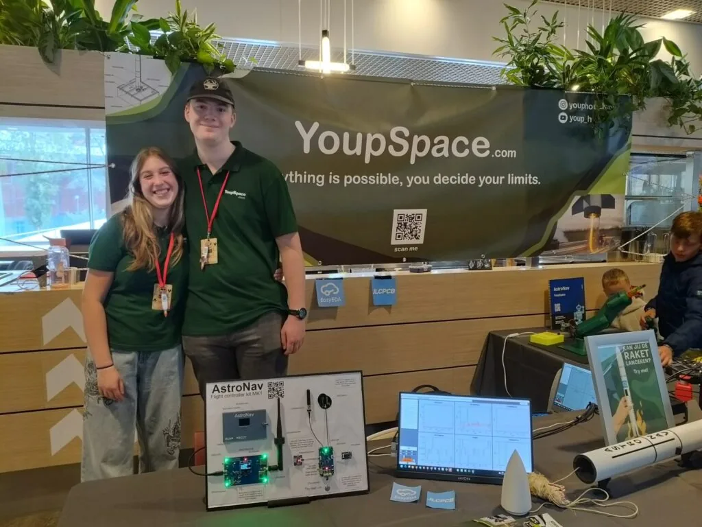 Youp explaining AstroNav at the Maker Days stand